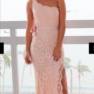 Pink lace gown with slit 💕